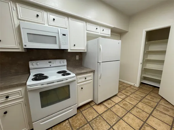 $1,850 | 12 Hallmark Drive, Panorama Village, TX 77304