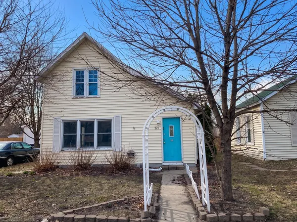 $122,000 | 321 South Main Street, Lake Crystal, MN 56055