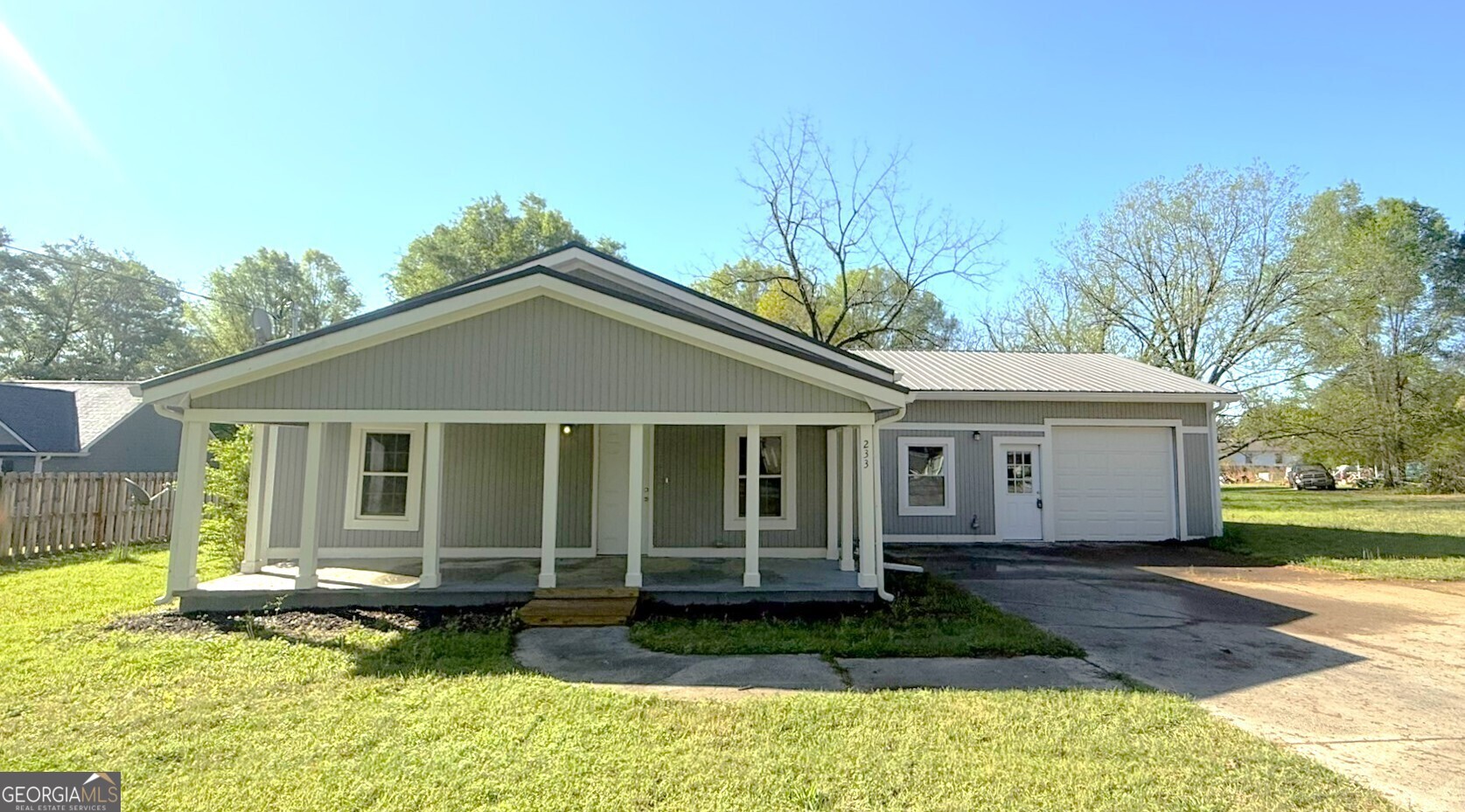 a view of a yard in front of house