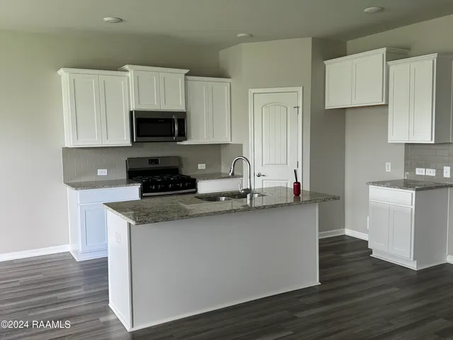 $1,895 | 104 Garden Oaks Avenue, Youngsville, LA 70592