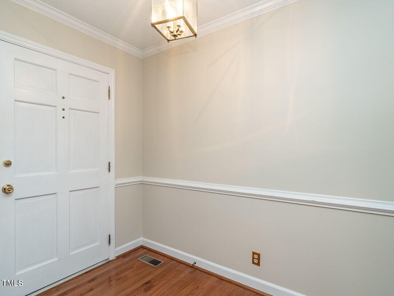 6600 Barbee Road Durham, NC 27713 - Photo 4 of 33 004-1280x960-foyer