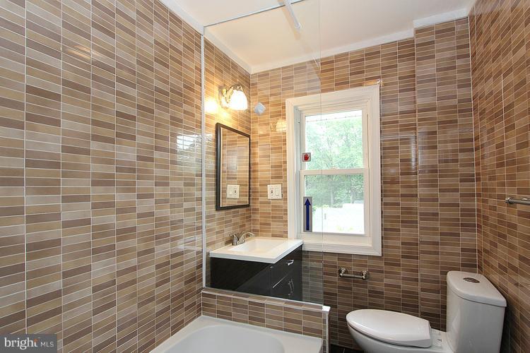 3003 26th Street Northeast Washington, DC 20018 - Photo 4 of 30 Bath