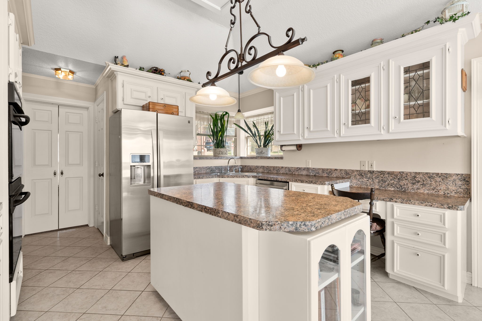 100 April Breeze Conroe, TX 77356 - Photo 14 of 40 This kitchen features a large island, dual in wall ovens with great storage.