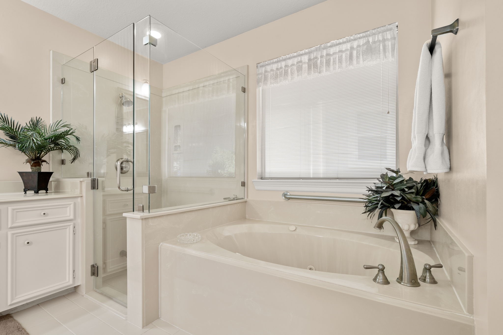 100 April Breeze Conroe, TX 77356 - Photo 21 of 40 Large shower with jacuzzi tub