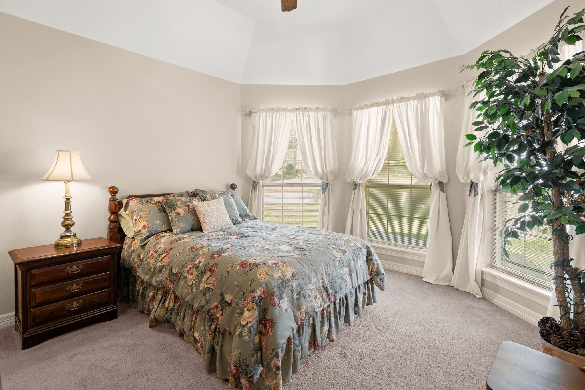 100 April Breeze Conroe, TX 77356 - Photo 27 of 40 Plenty of windows for the natural light