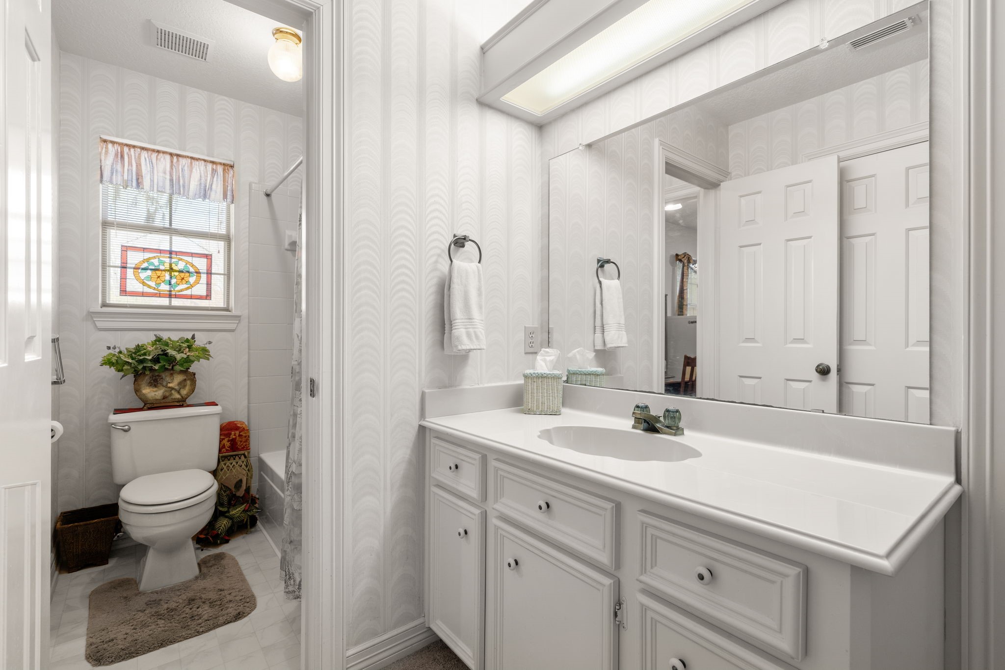 100 April Breeze Conroe, TX 77356 - Photo 28 of 40 Jack n Jill secondary bathroom