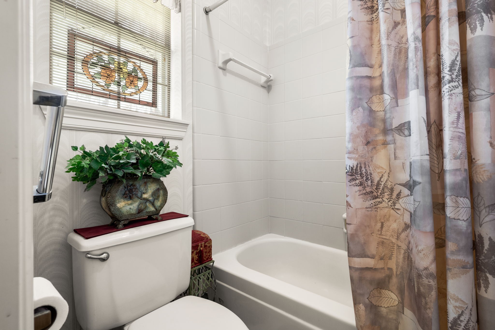 100 April Breeze Conroe, TX 77356 - Photo 29 of 40 Tub/Shower combo in secondary bathroom