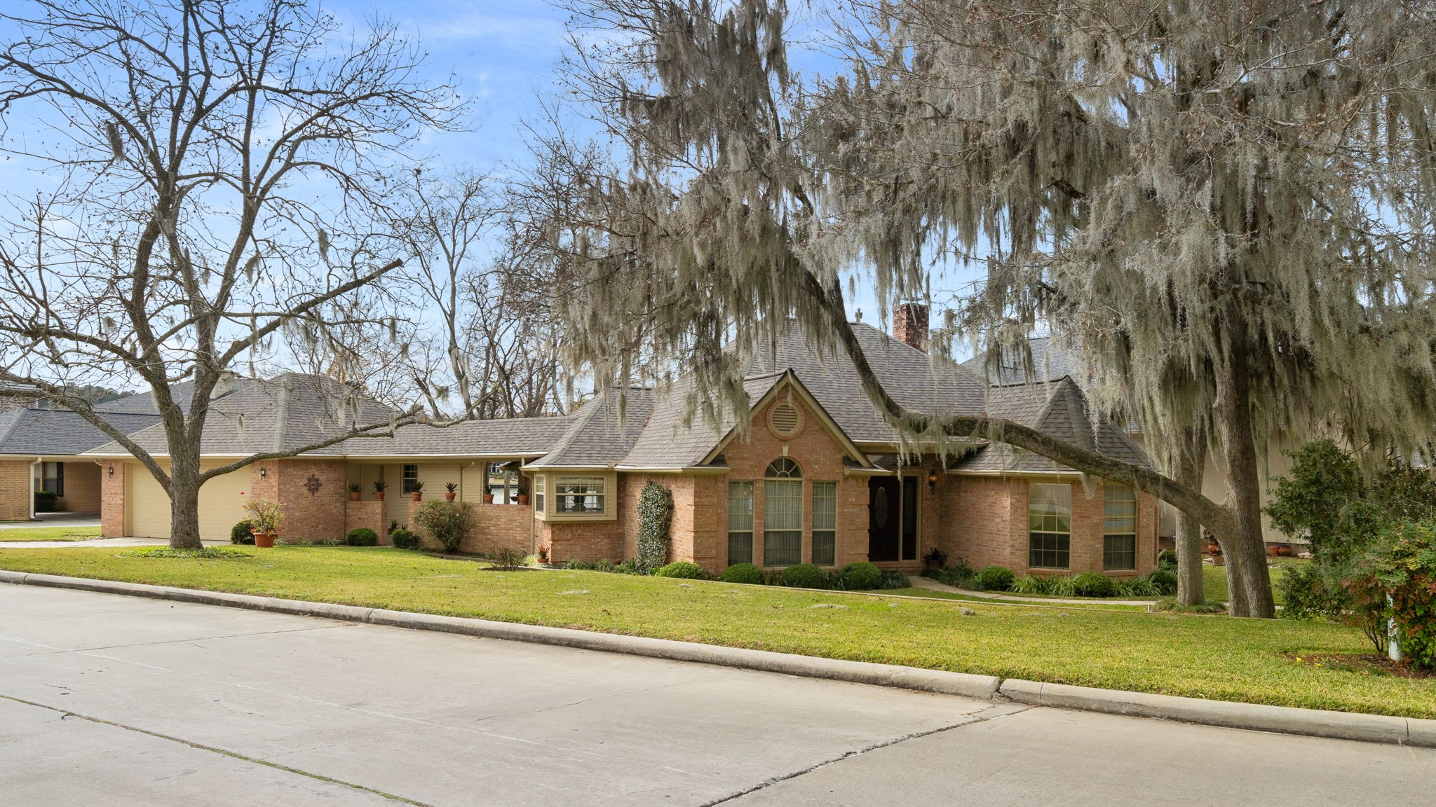 100 April Breeze Conroe, TX 77356 - Photo 4 of 40 This traditional home has been loved by only one owner.