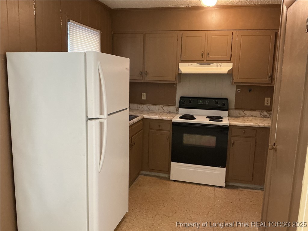 1708 B Newark Avenue Fayetteville, NC 28301 - Photo 3 of 5 a utility room with dryer and washer