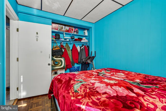 a bed room with a bed and a closet