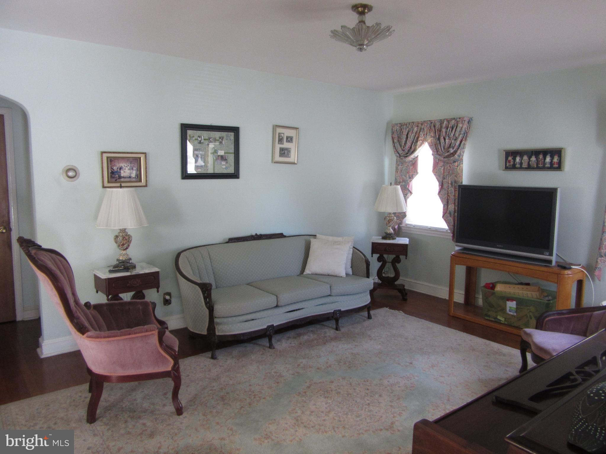 713 Brookhaven Road Wallingford, PA 19086 - Photo 5 of 17 Living room as you enter