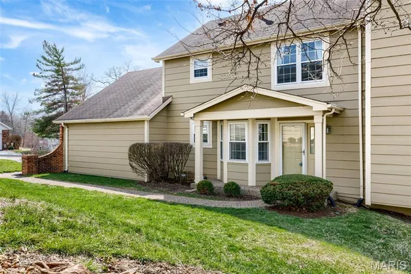 $221,500 | 3126 Autumn Trace Drive, Maryland Heights, MO 63043