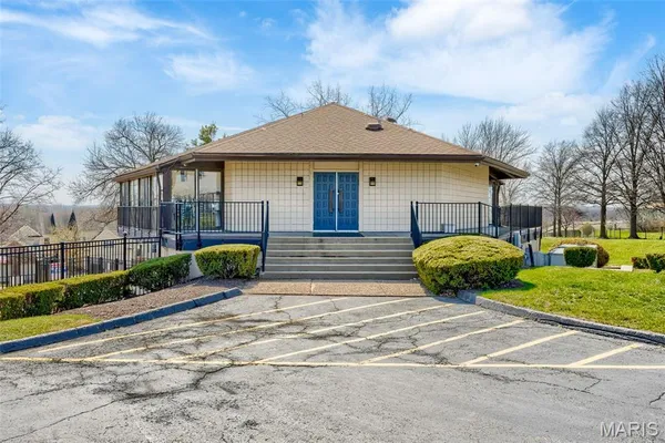 $221,500 | 3126 Autumn Trace Drive, Maryland Heights, MO 63043