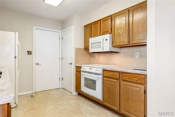 $221,500 | 3126 Autumn Trace Drive, Maryland Heights, MO 63043