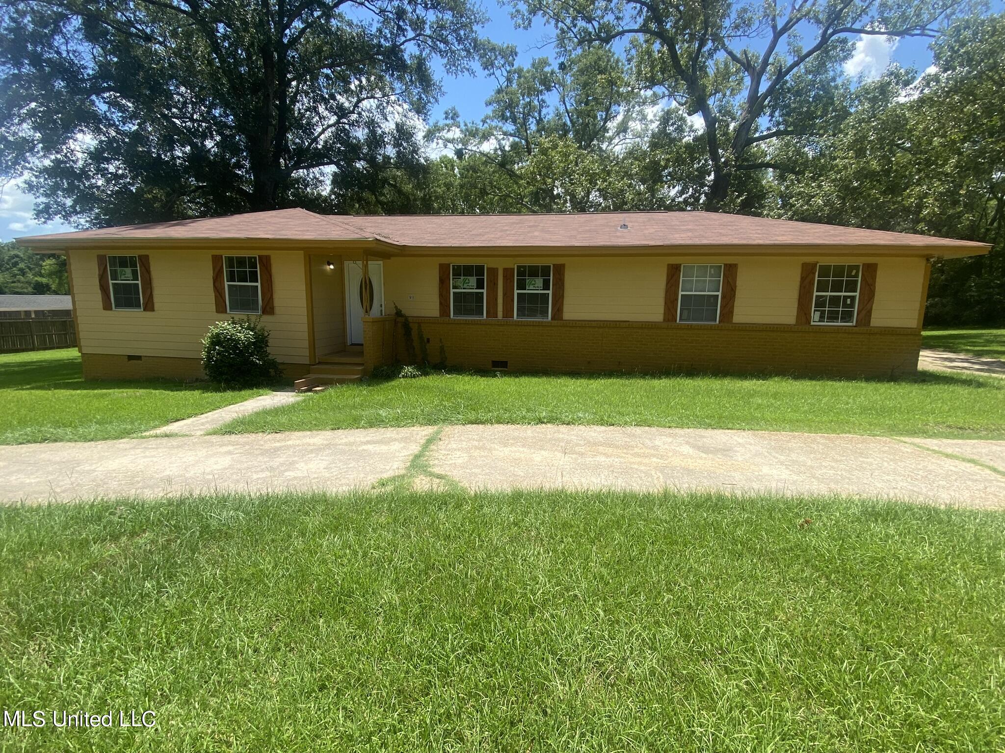 1811 Raymond Road Jackson, MS 39204 - Photo 8 of 13 0AA48B66-D920-400E-BF91-D0DB4B3842F3