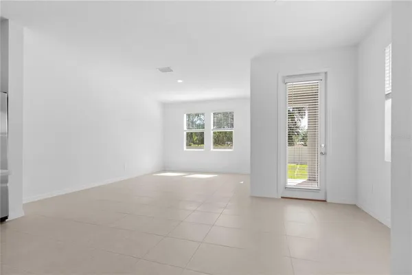 $2,300 | 3396 Lapis Lk Drive, Zephyrhills, FL 33541