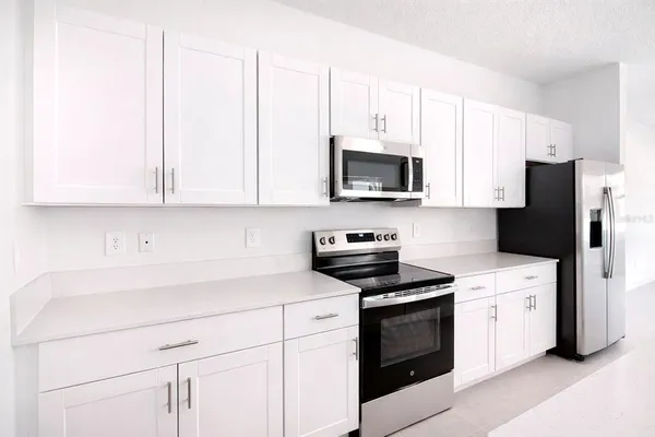 $2,300 | 3396 Lapis Lk Drive, Zephyrhills, FL 33541