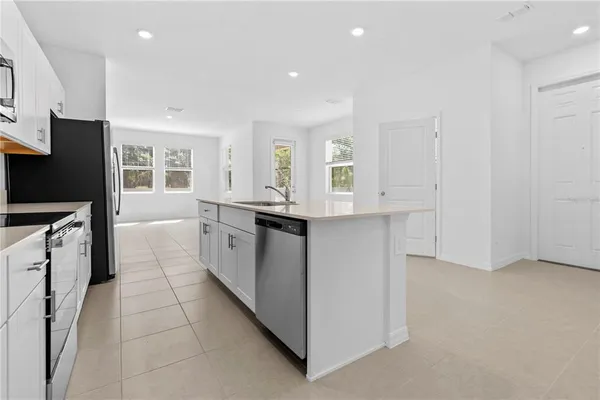 $2,300 | 3396 Lapis Lk Drive, Zephyrhills, FL 33541