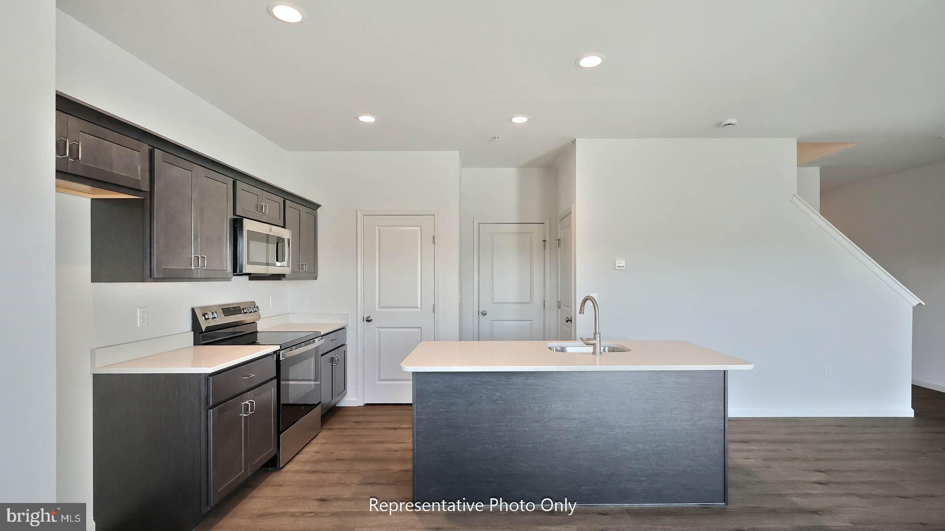 140 Foundry Lane Lebanon, PA 17042 - Photo 10 of 18 a spacious bathroom with a sink a mirror and bathtub