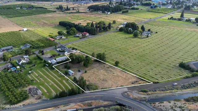 a view of a tennis court