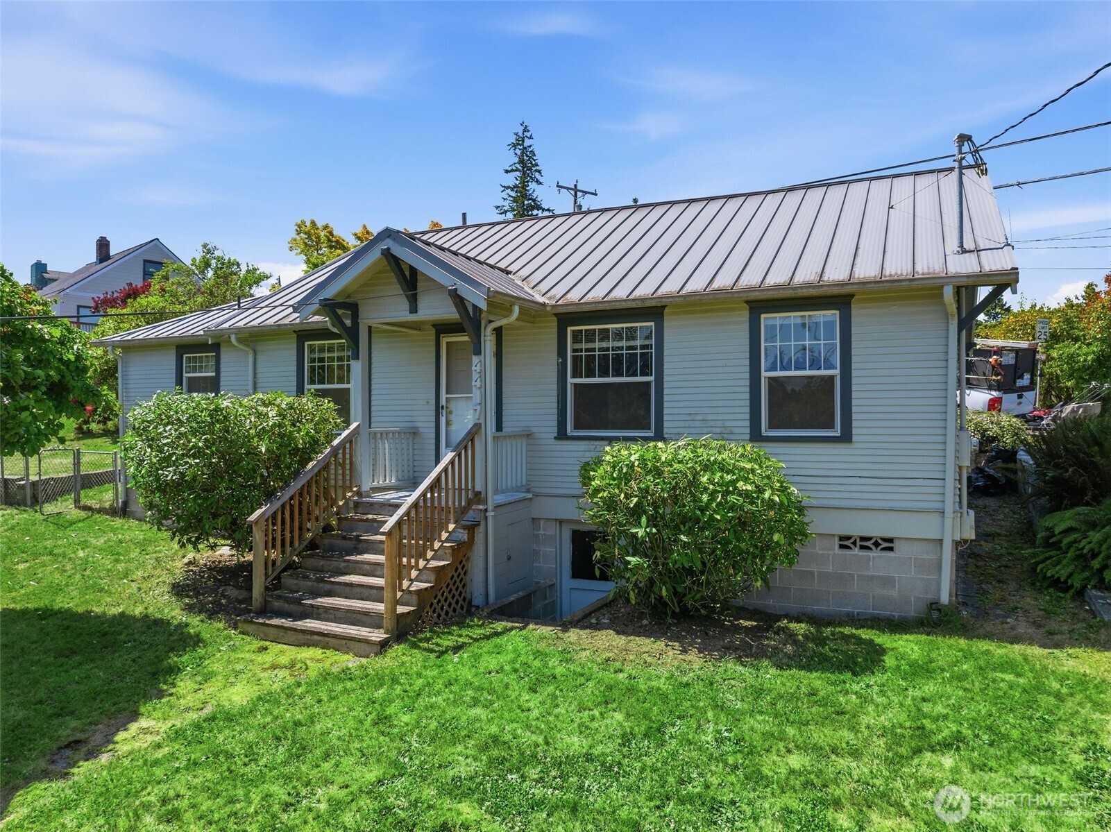 4417 Seahurst Avenue Everett, WA 98203 - Photo 2 of 30
