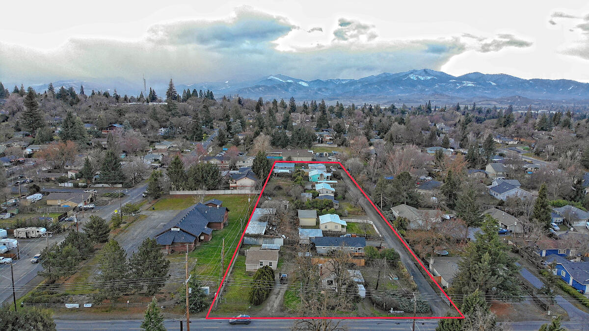 1808 Spring Street Medford, OR 97504 - Photo 2 of 49 2