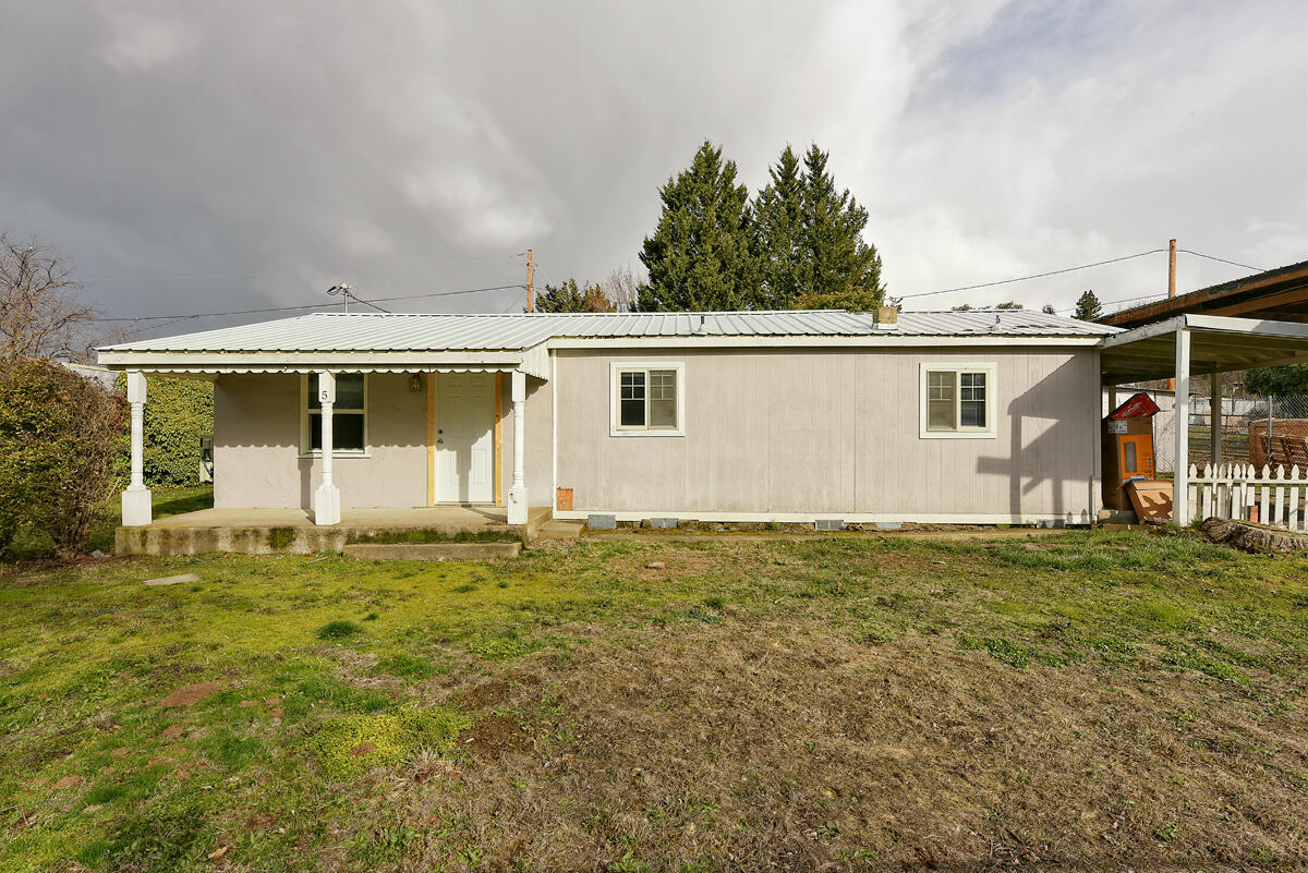1808 Spring Street Medford, OR 97504 - Photo 4 of 49 6(1)
