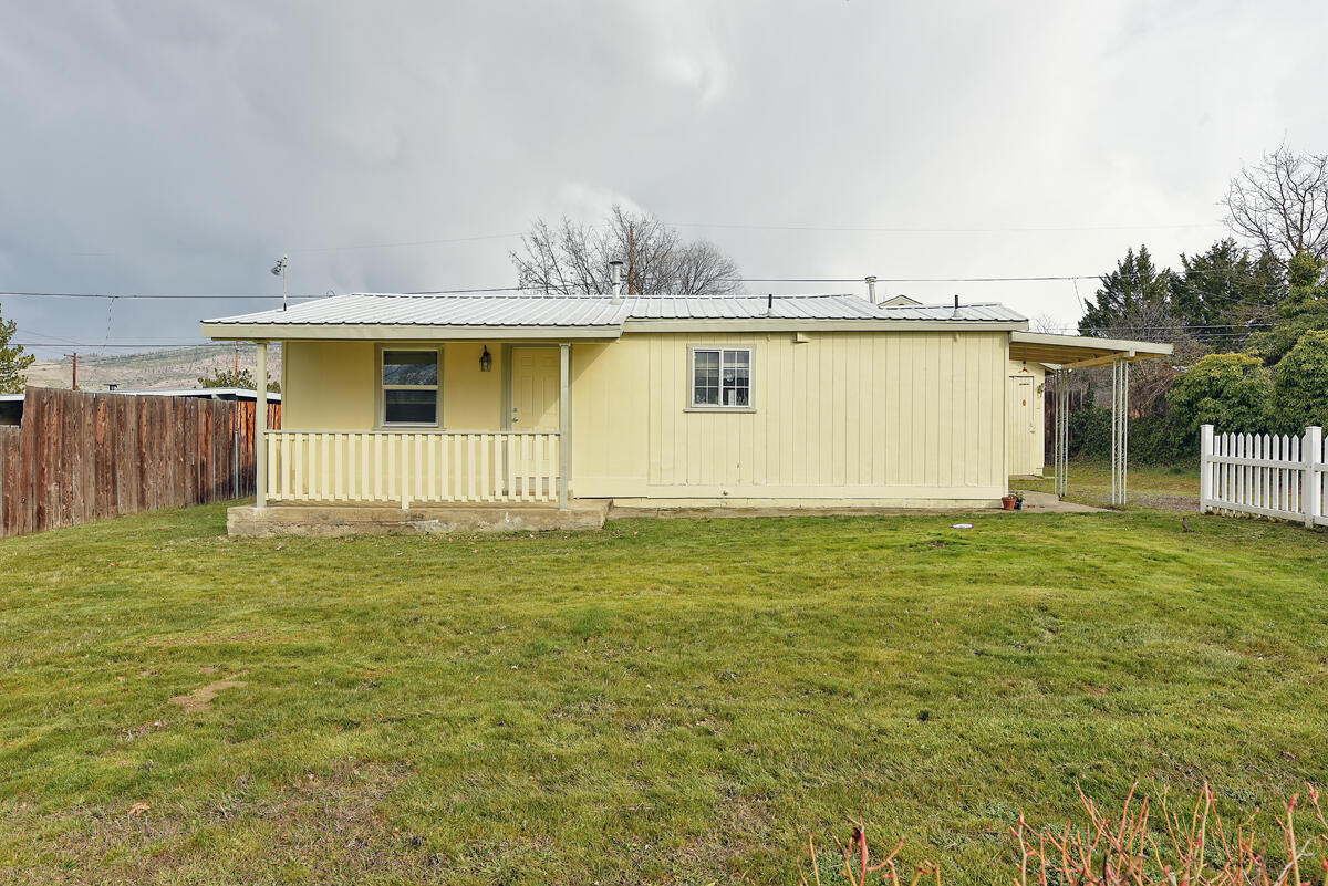 1808 Spring Street Medford, OR 97504 - Photo 5 of 49 6