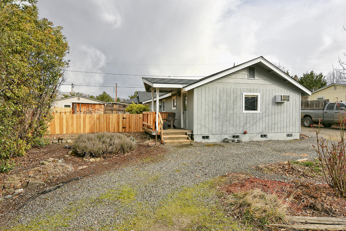1808 Spring Street Medford, OR 97504 - Photo 7 of 49 8