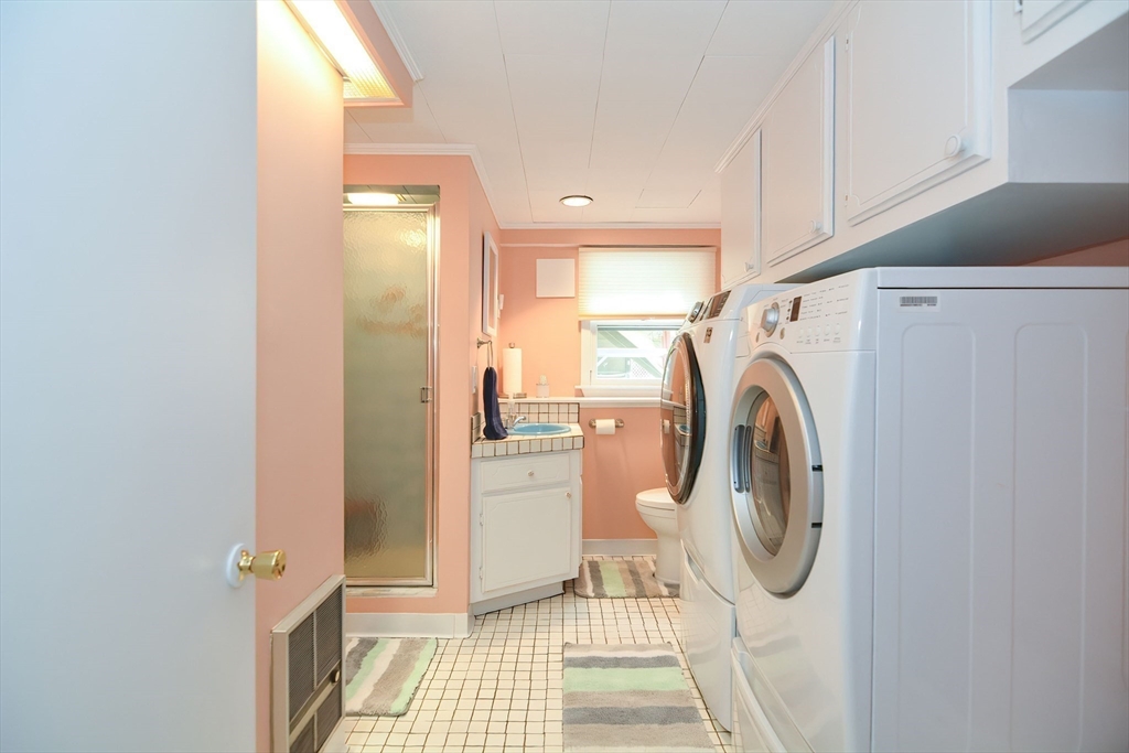123 Capper Drive Canton, MA 02021 - Photo 21 of 32 a utility room with dryer and washer