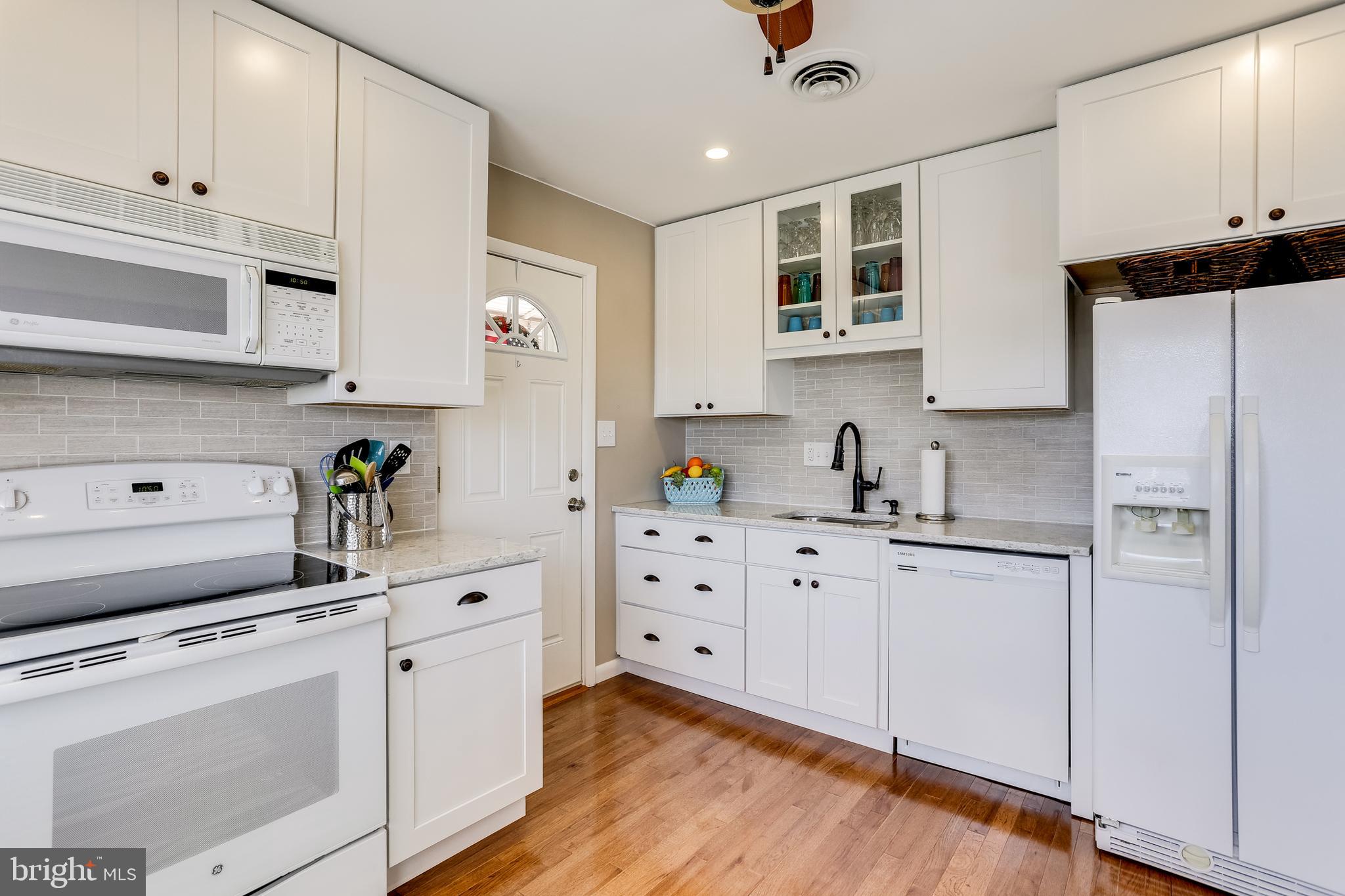 6003 Burnt Oak Road Catonsville, MD 21228 - Photo 9 of 28 Quartz countertops -- so desirable!