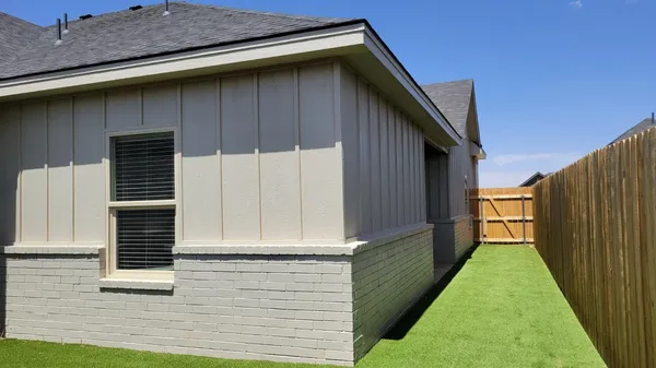 a view of back yard of the house