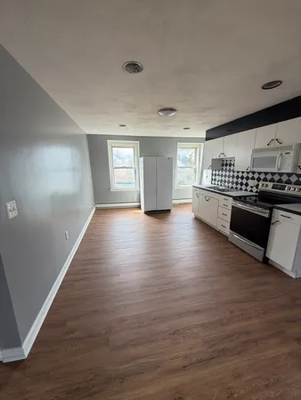 $2,400 | 5 Washington Square, Unit 3, Gloucester, MA 01930
