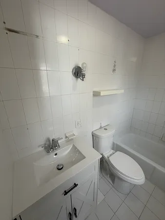 $2,400 | 5 Washington Square, Unit 3, Gloucester, MA 01930