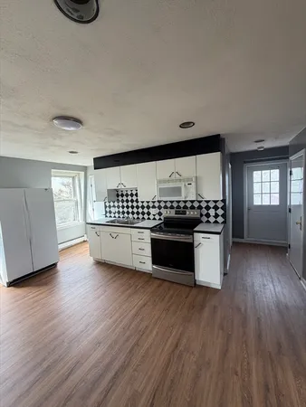 $2,400 | 5 Washington Square, Unit 3, Gloucester, MA 01930