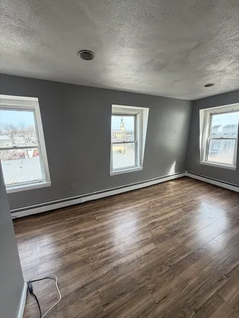 $2,400 | 5 Washington Square, Unit 3, Gloucester, MA 01930