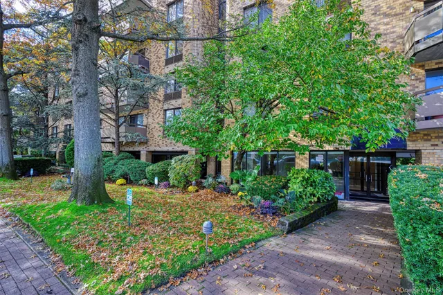 $4,500 | 141 Great Neck Road, Unit 1F, Great Neck, NY 11021