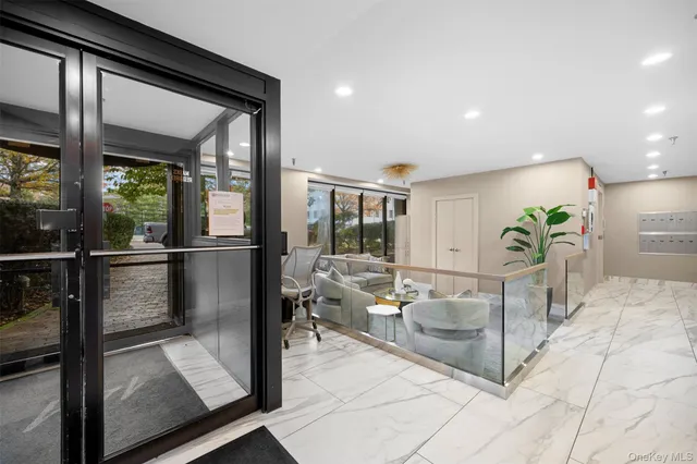 $4,500 | 141 Great Neck Road, Unit 1F, Great Neck, NY 11021