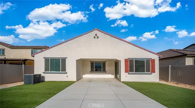 a view of a house with backyard