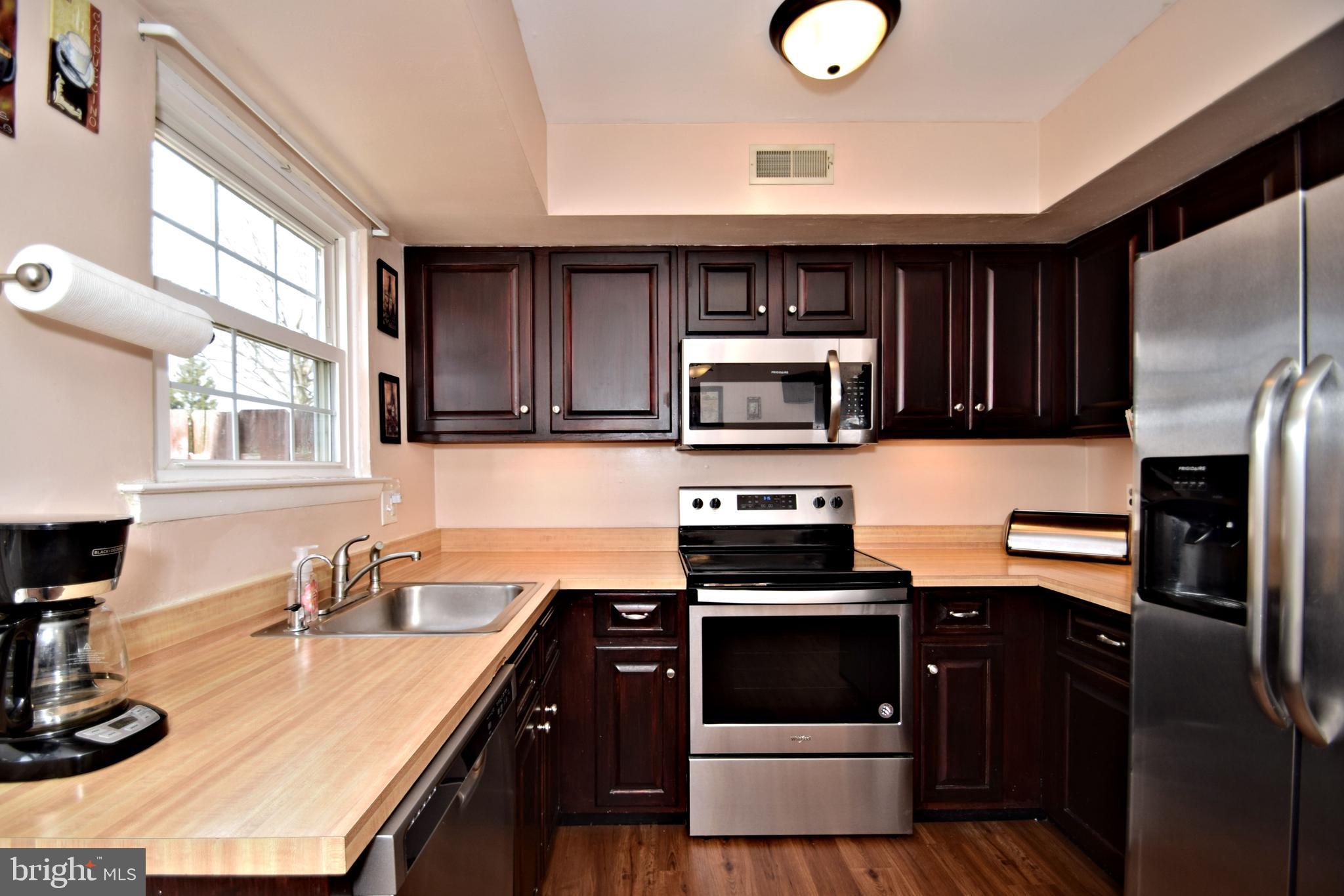 17 School Road Horsham, PA 19044 - Photo 6 of 25 New appliances; dishwasher, disposal, range, micro