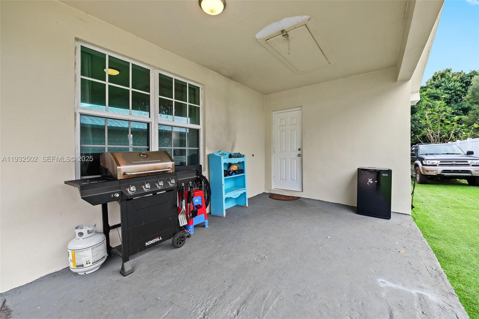 6894 3rd Street Jupiter, FL 33458 - Photo 8 of 29 a room with furniture and a window