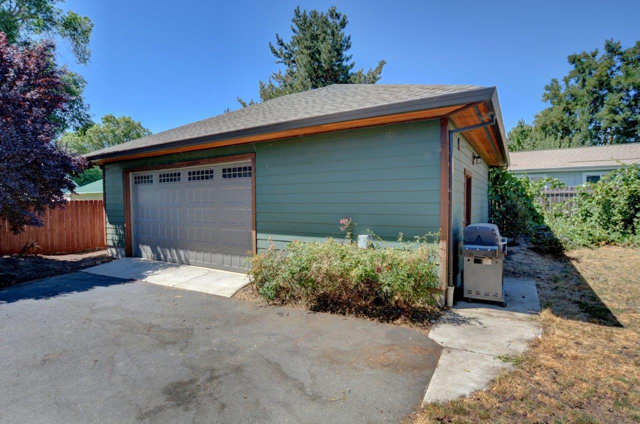 2646 Table Rock Road Medford, OR 97501 - Photo 22 of 27 22