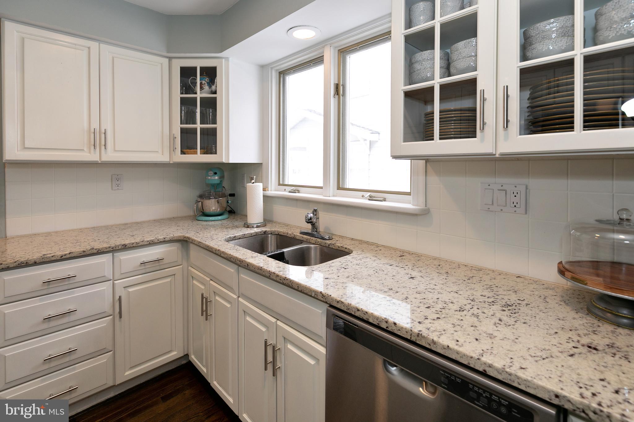 343 Harding Court Pitman, NJ 08071 - Photo 10 of 32 Granite countertops and glass cabinet doors