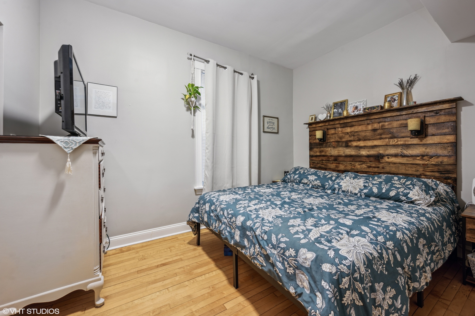 2441 North Avers Avenue Chicago, IL 60647 - Photo 20 of 28 a bedroom with a bed and a window