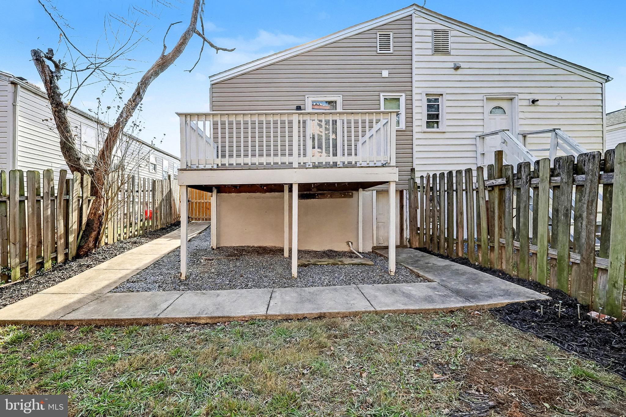 40 East Reed Avenue Alexandria, VA 22305 - Photo 15 of 19 a house with a outdoor space