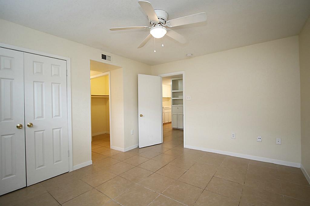 3702 Flora Street, Unit 14 Houston, TX 77006 - Photo 5 of 13 a view of an empty room with a ceiling fan