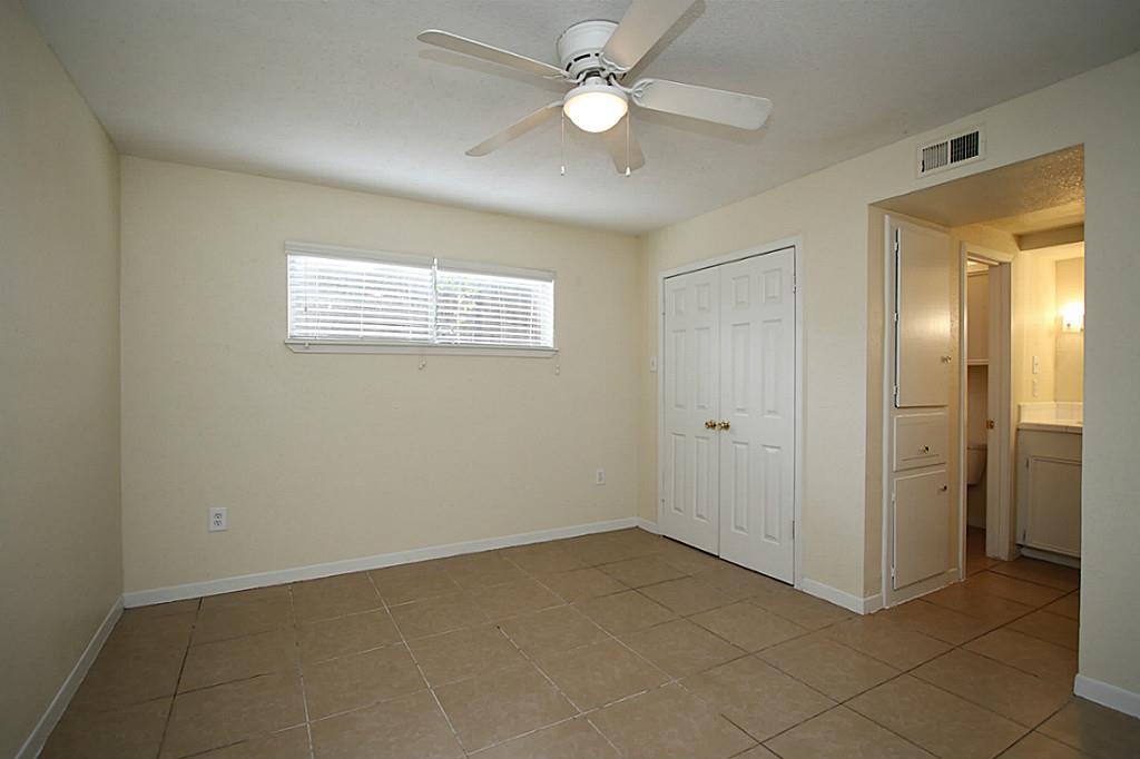 3702 Flora Street, Unit 14 Houston, TX 77006 - Photo 7 of 13 a view of an empty room with a window