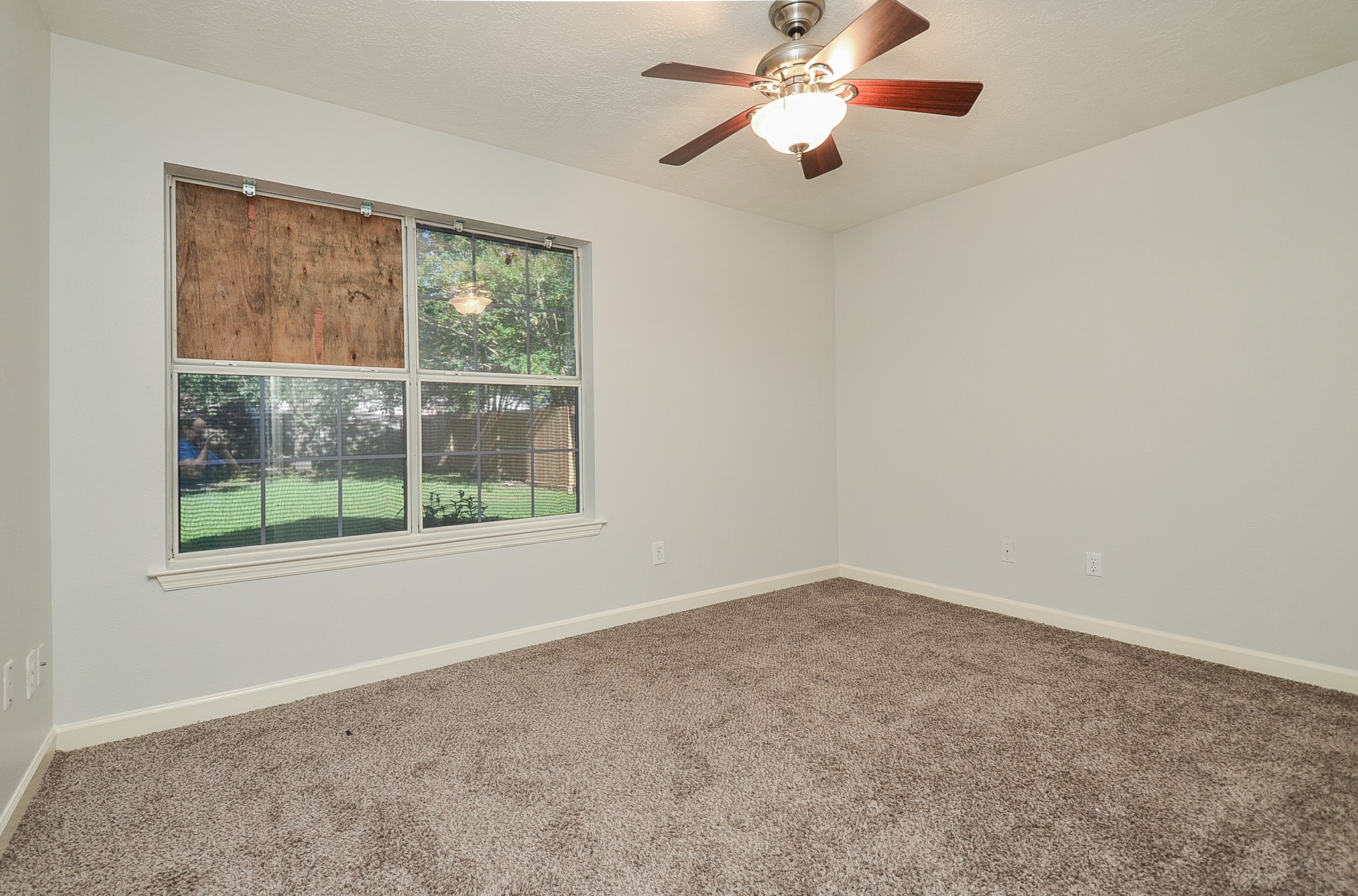 811 Spring Valley Court Sugar Land, TX 77479 - Photo 20 of 33 an empty room with a window and a fan