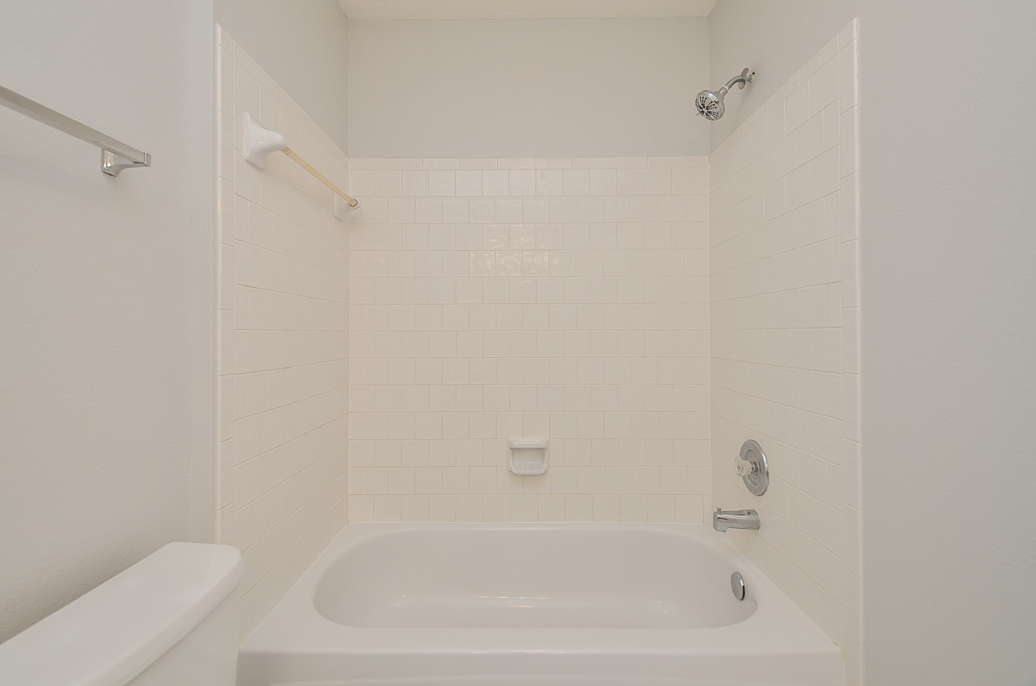 811 Spring Valley Court Sugar Land, TX 77479 - Photo 21 of 33 a bathroom with a bathtub
