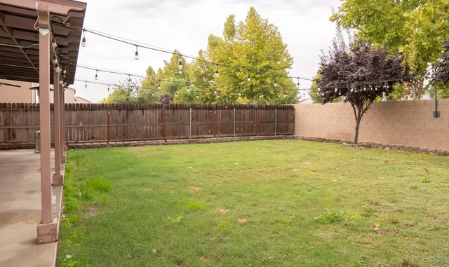 a view of a yard with a house